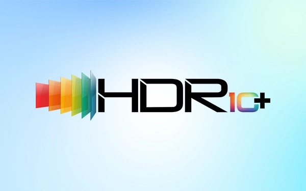 Logo HDR10+ (High Dynamic Range) na jasnym tle z kolorowym gradientem – symbol technologii poprawy jakości obrazu HDR